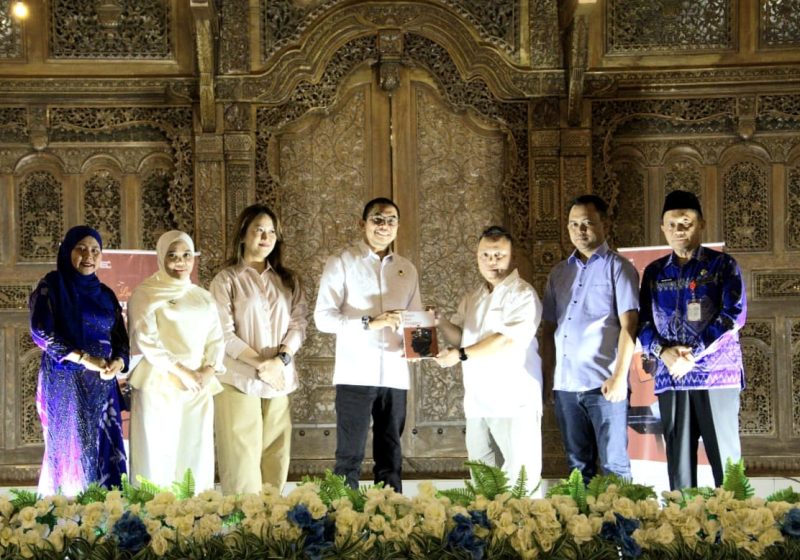 Bupati Tanah Bumbu Andi Rudi Latif menghadiri launching buku antologi Suara dari Tenggara di Warung Aksi Merah Putih, Sabtu (08/08/2026).