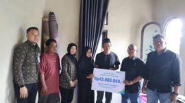 BPJS Ketenagakerjaan Cabang Batulicin menyerahkan manfaat Jaminan Kematian kepada ahli waris dua pekerja rentan di Tanah Bumbu, Kamis (06/08/2026).