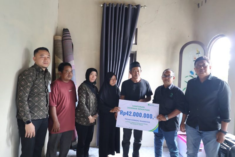 BPJS Ketenagakerjaan Cabang Batulicin menyerahkan manfaat Jaminan Kematian kepada ahli waris dua pekerja rentan di Tanah Bumbu, Kamis (06/08/2026).