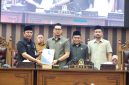 Pemkab Tanah Bumbu menyerahkan dokumen dua Raperda kepada DPRD Tanah Bumbu dalam Rapat Paripurna, Senin (10/08/2026).