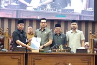 Pemkab Tanah Bumbu menyerahkan dokumen dua Raperda kepada DPRD Tanah Bumbu dalam Rapat Paripurna, Senin (10/08/2026).
