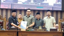 Pemkab Tanah Bumbu menyerahkan dokumen dua Raperda kepada DPRD Tanah Bumbu dalam Rapat Paripurna, Senin (10/08/2026).