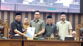 Pemkab Tanah Bumbu menyerahkan dokumen dua Raperda kepada DPRD Tanah Bumbu dalam Rapat Paripurna, Senin (10/08/2026).
