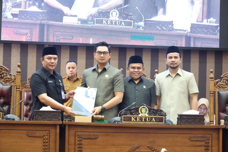 Pemkab Tanah Bumbu menyerahkan dokumen dua Raperda kepada DPRD Tanah Bumbu dalam Rapat Paripurna, Senin (10/08/2026).