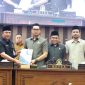 Pemkab Tanah Bumbu menyerahkan dokumen dua Raperda kepada DPRD Tanah Bumbu dalam Rapat Paripurna, Senin (10/08/2026).