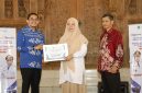 Bupati Tanah Bumbu menyerahkan santunan kepada perwakilan mahasiswa ULM dalam acara penarikan peserta KKN Tematik Lingkungan Hidup ULM Tahun 2026 di Tanah Bumbu.