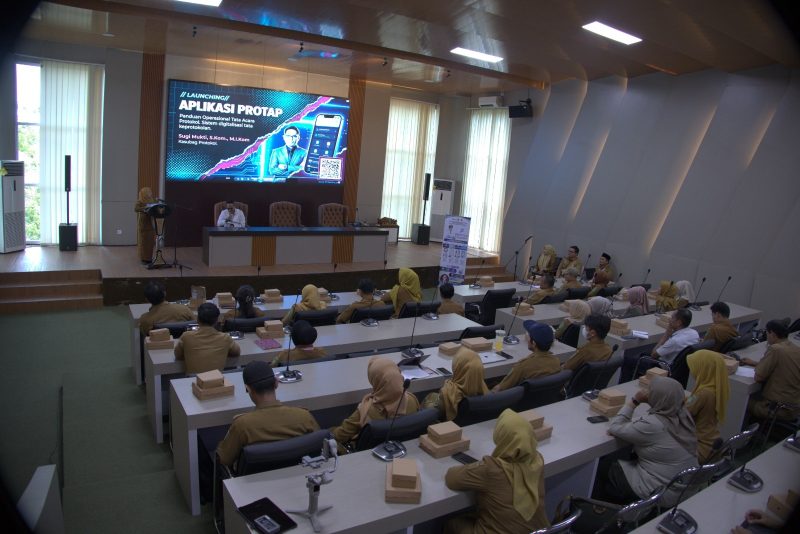 Kegiatan launching aplikasi PROTAP (Panduan Resmi Operasional Tata Cara Protokol) diikuti sejumlah aparatur Pemerintah Kabupaten Tanah Bumbu di Mahligai Iman, Kantor Bupati Tanah Bumbu.
