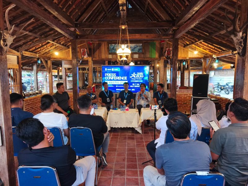 Suasana konferensi pers Tanbu Beraksi Run 2026 yang digelar panitia bersama awak media di Tanah Bumbu, Kamis (13/08/2026).