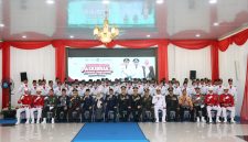 Bupati Tanah Bumbu Andi Rudi Latif mengukuhkan Paskibraka Angkatan 23 Tanah Bumbu Tahun 2026 di Batulicin, Sabtu (15/08/2026).