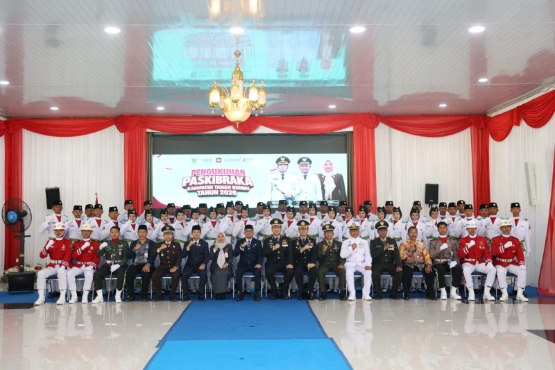 Bupati Tanah Bumbu Andi Rudi Latif mengukuhkan Paskibraka Angkatan 23 Tanah Bumbu Tahun 2026 di Batulicin, Sabtu (15/08/2026).