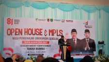Bupati Tanah Bumbu Andi Rudi Latif membuka rangkaian open house dan MPLS Sekolah Rakyat Terintegrasi 1 Tanah Bumbu, Sabtu (15/08/2026).
