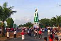 Ratusan warga mengikuti Car Free Day perdana di Jalan Dharma Praja, kawasan Perkantoran Pemkab Tanah Bumbu, Minggu (16/08/2026).