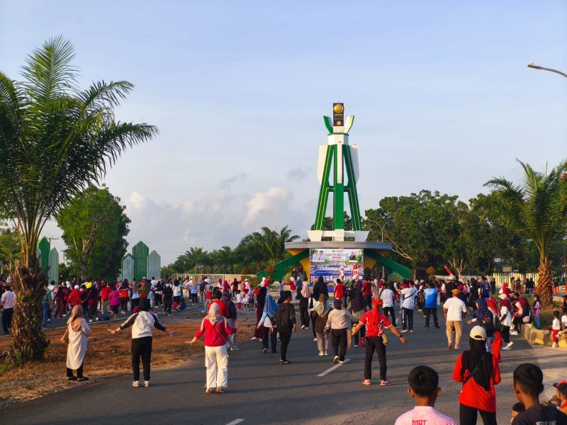 Ratusan warga mengikuti Car Free Day perdana di Jalan Dharma Praja, kawasan Perkantoran Pemkab Tanah Bumbu, Minggu (16/08/2026).