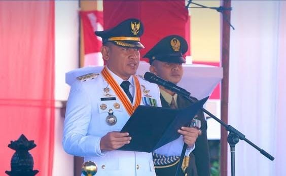Bupati Tanah Laut Rahmat Trianto memimpin Upacara Detik-Detik Proklamasi HUT ke-81 RI di halaman Kantor Bupati Tanah Laut.