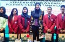 Hj. Dian Rahmat, memberikan edukasi kepada mahasiswa baru Politeknik Negeri Tanah Laut Seminar Edukasi Perlindungan Perempuan dan Anak Tahun