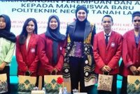 Hj. Dian Rahmat, memberikan edukasi kepada mahasiswa baru Politeknik Negeri Tanah Laut  Seminar Edukasi Perlindungan Perempuan dan Anak Tahun
