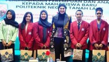 Hj. Dian Rahmat, memberikan edukasi kepada mahasiswa baru Politeknik Negeri Tanah Laut Seminar Edukasi Perlindungan Perempuan dan Anak Tahun