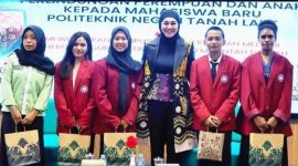 Hj. Dian Rahmat, memberikan edukasi kepada mahasiswa baru Politeknik Negeri Tanah Laut  Seminar Edukasi Perlindungan Perempuan dan Anak Tahun