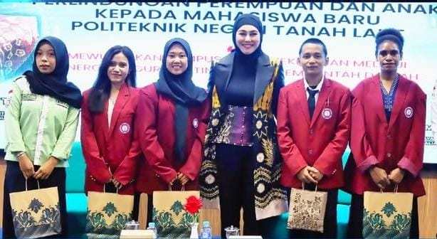 Hj. Dian Rahmat, memberikan edukasi kepada mahasiswa baru Politeknik Negeri Tanah Laut  Seminar Edukasi Perlindungan Perempuan dan Anak Tahun