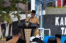 Bupati Tanah Bumbu Andi Rudi Latif menyampaikan sambutan sebelum pelaksanaan salat istisqa dan doa bersama di halaman Kantor Bupati Tanah Bumbu, Senin (24/08/2026).