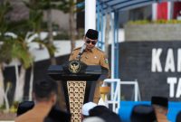 Bupati Tanah Bumbu Andi Rudi Latif menyampaikan sambutan sebelum pelaksanaan salat istisqa dan doa bersama di halaman Kantor Bupati Tanah Bumbu, Senin (24/08/2026).
