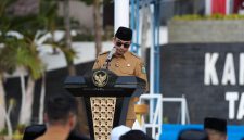Bupati Tanah Bumbu Andi Rudi Latif menyampaikan sambutan sebelum pelaksanaan salat istisqa dan doa bersama di halaman Kantor Bupati Tanah Bumbu, Senin (24/08/2026).