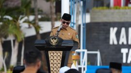 Bupati Tanah Bumbu Andi Rudi Latif menyampaikan sambutan sebelum pelaksanaan salat istisqa dan doa bersama di halaman Kantor Bupati Tanah Bumbu, Senin (24/08/2026).
