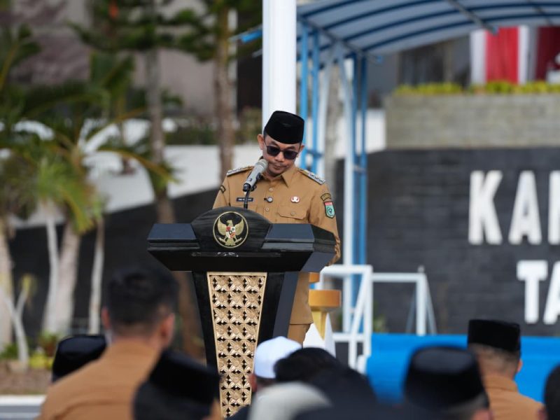 Bupati Tanah Bumbu Andi Rudi Latif menyampaikan sambutan sebelum pelaksanaan salat istisqa dan doa bersama di halaman Kantor Bupati Tanah Bumbu, Senin (24/08/2026).