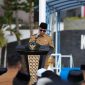 Bupati Tanah Bumbu Andi Rudi Latif menyampaikan sambutan sebelum pelaksanaan salat istisqa dan doa bersama di halaman Kantor Bupati Tanah Bumbu, Senin (24/08/2026).