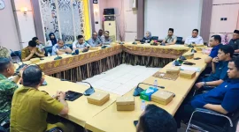Rapat Kerja Gabungan Komisi DPRD Tanah Bumbu bersama lintas sektoral membahas  keselamatan dan evaluasi Jalan Alternatif Batulicin-Banjarbaru, Senin (10/08/2026).