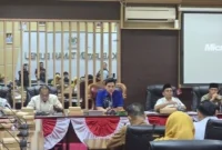 Ketua DPRD Tanah Bumbu Andrean Atma Maulani memimpin rapat kerja gabungan komisi bersama PT PLN (Persero) ULP Batulicin, PT Air Minum Bersujud (Perseroda) membahas dampak pemadaman listrik bergilir terhadap masyarakat, Selasa (04/08/2026).