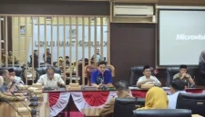 Ketua DPRD Tanah Bumbu Andrean Atma Maulani memimpin rapat kerja gabungan komisi bersama PT PLN (Persero) ULP Batulicin, PT Air Minum Bersujud (Perseroda) membahas dampak pemadaman listrik bergilir terhadap masyarakat, Selasa (04/08/2026).