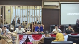 Ketua DPRD Tanah Bumbu Andrean Atma Maulani memimpin rapat kerja gabungan komisi bersama PT PLN (Persero) ULP Batulicin, PT Air Minum Bersujud (Perseroda) membahas dampak pemadaman listrik bergilir terhadap masyarakat, Selasa (04/08/2026).