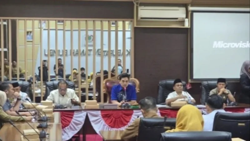 Ketua DPRD Tanah Bumbu Andrean Atma Maulani memimpin rapat kerja gabungan komisi bersama PT PLN (Persero) ULP Batulicin, PT Air Minum Bersujud (Perseroda) membahas dampak pemadaman listrik bergilir terhadap masyarakat, Selasa (04/08/2026).