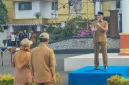 Bupati Tanah Laut H. Rahmat Trianto menyampaikan pengumuman pemberian hadiah umrah kepada dua PPPK senior, Siti Sriansih dan Ahmad Balya, usai apel gabungan di halaman Kantor Bupati Tanah Laut, Pelaihari, Senin (03/08/2026).