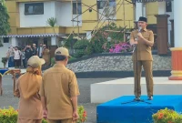 Bupati Tanah Laut H. Rahmat Trianto menyampaikan pengumuman pemberian hadiah umrah kepada dua PPPK senior, Siti Sriansih dan Ahmad Balya, usai apel gabungan di halaman Kantor Bupati Tanah Laut, Pelaihari, Senin (03/08/2026).