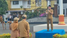 Bupati Tanah Laut H. Rahmat Trianto menyampaikan pengumuman pemberian hadiah umrah kepada dua PPPK senior, Siti Sriansih dan Ahmad Balya, usai apel gabungan di halaman Kantor Bupati Tanah Laut, Pelaihari, Senin (03/08/2026).