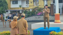 Bupati Tanah Laut H. Rahmat Trianto menyampaikan pengumuman pemberian hadiah umrah kepada dua PPPK senior, Siti Sriansih dan Ahmad Balya, usai apel gabungan di halaman Kantor Bupati Tanah Laut, Pelaihari, Senin (03/08/2026).