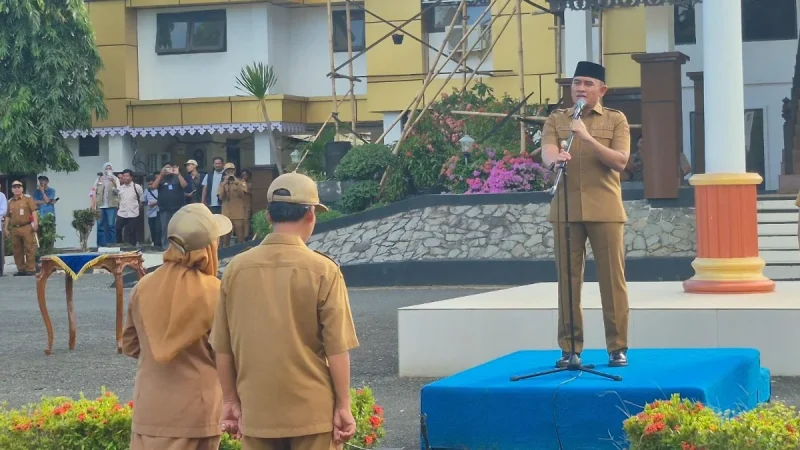 Bupati Tanah Laut H. Rahmat Trianto menyampaikan pengumuman pemberian hadiah umrah kepada dua PPPK senior, Siti Sriansih dan Ahmad Balya, usai apel gabungan di halaman Kantor Bupati Tanah Laut, Pelaihari, Senin (03/08/2026).