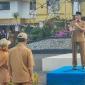 Bupati Tanah Laut H. Rahmat Trianto menyampaikan pengumuman pemberian hadiah umrah kepada dua PPPK senior, Siti Sriansih dan Ahmad Balya, usai apel gabungan di halaman Kantor Bupati Tanah Laut, Pelaihari, Senin (03/08/2026).