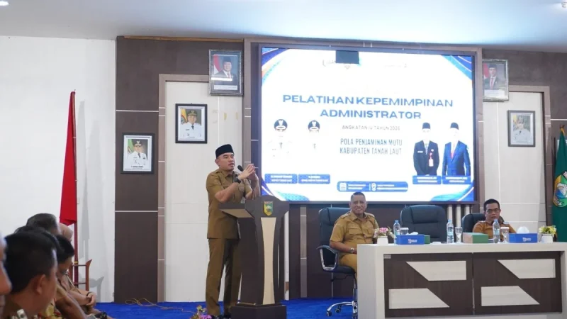 Bupati Tanah Laut, H. Rahmat Trianto, menyampaikan arahan saat membuka Pelatihan Kepemimpinan Administrator (PKA) Angkatan IV Tahun 2026 di Gedung Sarantang Saruntung, Pelaihari, Senin (03/08/2026).