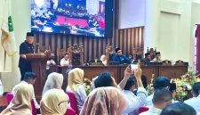 Suasana Rapat Paripurna DPRD Kabupaten Tanah Bumbu dengan agenda penyampaian jawaban Bupati terhadap pemandangan umum fraksi-fraksi terkait RAPBD Perubahan Tahun Anggaran 2026, di Ruang Utama DPRD Tanah Bumbu, Rabu (02/09/2026).