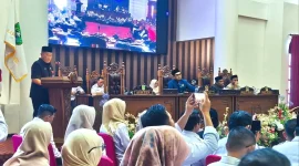 Suasana Rapat Paripurna DPRD Kabupaten Tanah Bumbu dengan agenda penyampaian jawaban Bupati terhadap pemandangan umum fraksi-fraksi terkait RAPBD Perubahan Tahun Anggaran 2026, di Ruang Utama DPRD Tanah Bumbu, Rabu (02/09/2026).