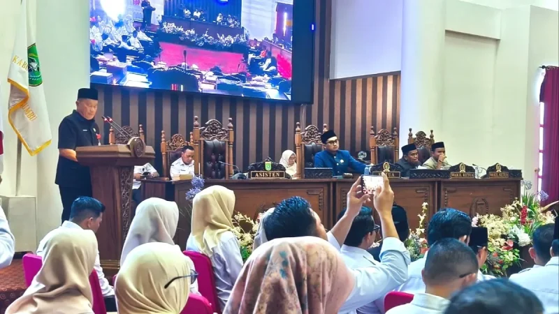Suasana Rapat Paripurna DPRD Kabupaten Tanah Bumbu dengan agenda penyampaian jawaban Bupati terhadap pemandangan umum fraksi-fraksi terkait RAPBD Perubahan Tahun Anggaran 2026, di Ruang Utama DPRD Tanah Bumbu, Rabu (02/09/2026).