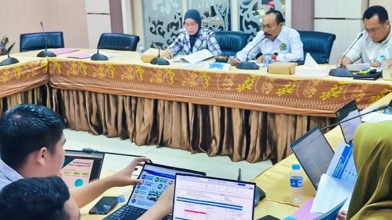 Sejumlah anggota Badan Anggaran DPRD Tanah Bumbu mengikuti pembahasan RAPBD Perubahan Tahun Anggaran 2026 bersama jajaran SKPD di ruang rapat DPRD Tanah Bumbu, Kamis (10/09/2026).