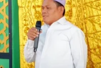 Wakil Ketua I DPRD Tanah Bumbu, H. Hasanuddin, menyampaikan pesan keagamaan saat menghadiri Peringatan Maulid Nabi Muhammad SAW di Masjid Darur Rahmah, Desa Sepunggur, Jumat (11/09/2026).