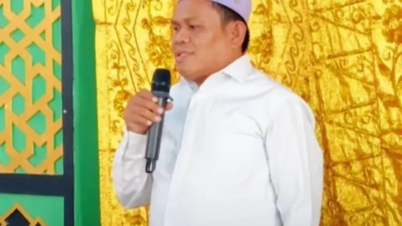 Wakil Ketua I DPRD Tanah Bumbu, H. Hasanuddin, menyampaikan pesan keagamaan saat menghadiri Peringatan Maulid Nabi Muhammad SAW di Masjid Darur Rahmah, Desa Sepunggur, Jumat (11/09/2026).