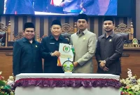 Ketua DPRD Tanah Bumbu Andrean Atma Maulani bersama perwakilan Pemerintah Kabupaten Tanah Bumbu dan pimpinan DPRD menunjukkan dokumen persetujuan tiga Raperda dalam rapat paripurna di Ruang Sidang Utama DPRD Tanah Bumbu, Senin (14/09/2026).