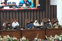 Ketua DPRD Tanah Bumbu Andrean Atma Maulani memimpin Rapat Paripurna Persetujuan Raperda Perubahan APBD Tahun Anggaran 2026 di Ruang Sidang Utama DPRD Tanah Bumbu, Selasa (15/09/2026).