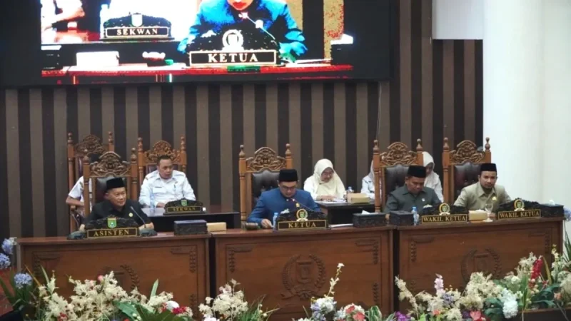 Ketua DPRD Tanah Bumbu Andrean Atma Maulani memimpin Rapat Paripurna Persetujuan Raperda Perubahan APBD Tahun Anggaran 2026 di Ruang Sidang Utama DPRD Tanah Bumbu, Selasa (15/09/2026).